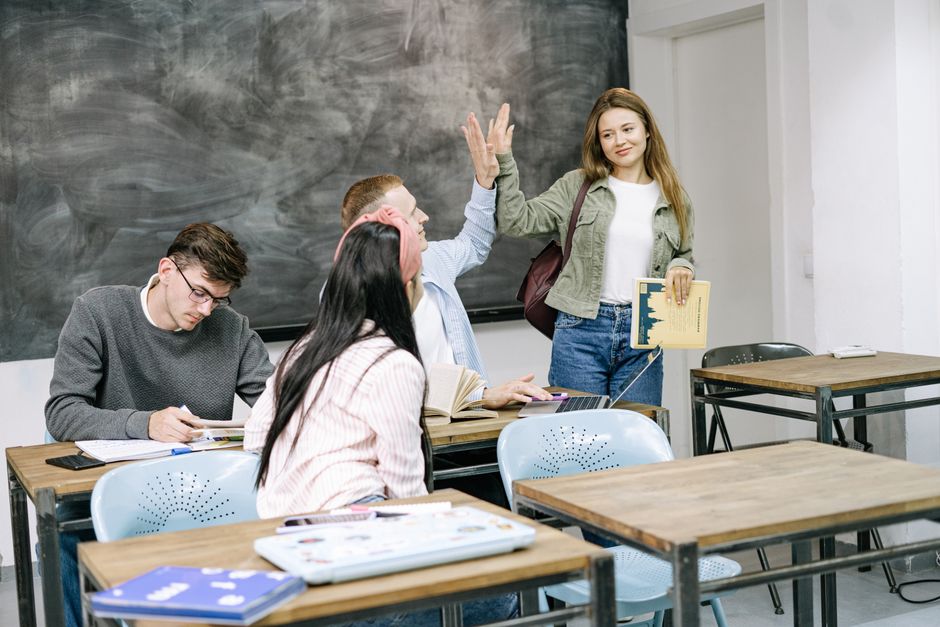 Englisch Sprachkurse in Berlin – Unterrichtsraum mit Lernmaterialien
